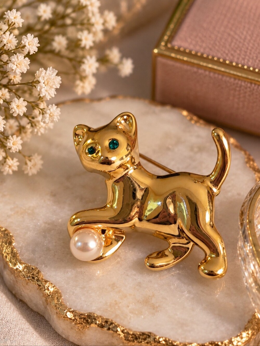 🐱 Vintage Gold-Tone Kitty Cat Brooch with Green Eyes & Pearl